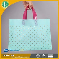 Sacs de courses réutilisables en plastique avec impression personnalisée, motif bleu clair et points dorés, poignées roses robustes, matériau écologique