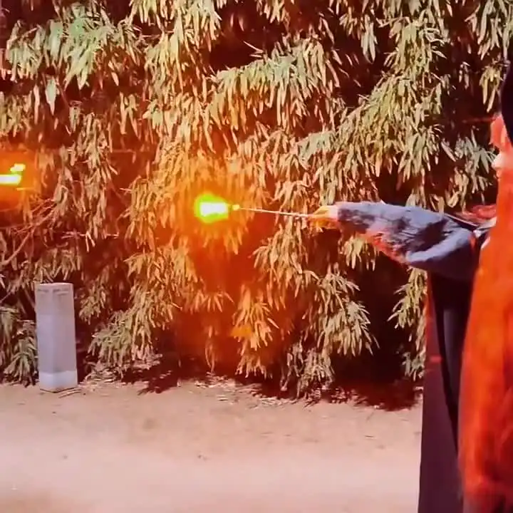 हॉट सेलिंग जल्दबाजी में आग की शूटिंग जादू की छड़ी, आग की गेंदों की शूटिंग के लिए जादू की छड़ी