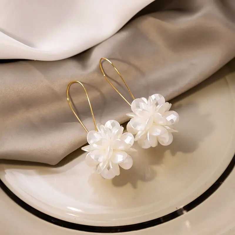 우아한 흰색 꽃잎 전구 귀걸이 여성 보석 도매