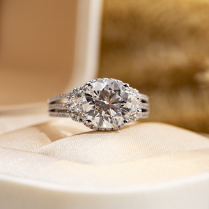 แหวนหมั้นเพชรเม็ดกลมสามแถว 18K ทองคำแท้ รุ่น MSR-1681 จาก Messi Jewelry - Product Image 1