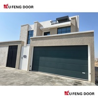 Porte de garage moderne automatique à lames verticales invisibles en aluminium, surface finie pour application en villa