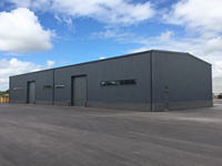 Bâtiment industriel personnalisé en structure d'acier avec toit à joint surélevé, prêt pour l'installation de panneaux solaires, pour entrepôt, atelier métallique, garage et stockage