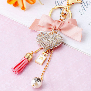 Llavero Vintage de Cereza con Cristales Brillantes para Mujer - Llavero de Aleación de Zinc con Diamantes de Imitación Brillantes y Colgante de Fruta Dorado para Decoración de Bolsos y Coches - Product Image 5
