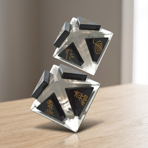 Ensemble de pyramides de guérison Reiki en cristal avec triangles noirs et symboles dorés pour la décoration de la maison - Product Image 3
