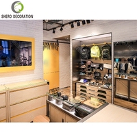 Aménagement de magasin de vêtements de sport, décoration complète du magasin, design intérieur épuré, mobilier de magasin de vêtements, vitrine, étagère murale