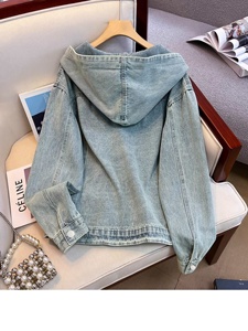 A Women'S Vintage-Style Denim Jacket, <b>Light</b>-Colored And Loose-Fitting with Front Button Closure, Denim Hoodie, Casual Wear - Product Image 4