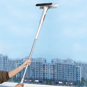 Nettoyeur de vitres 4-en-1 de nouvelle conception avec collecteur d'eau sale, manche long en silicone et pulvérisateur breveté - Product Image 3