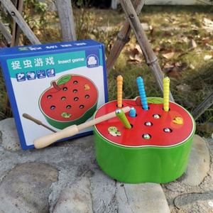 Jeu de pêche magnétique en bois en forme de fraise pour développer la cognition œil-main et la motricité fine - Product Image 3