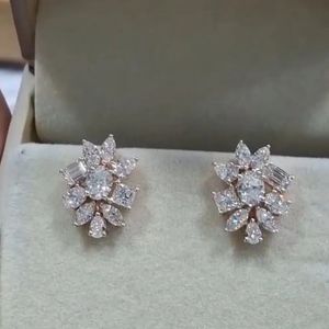 Pendientes de Oro Amarillo de 14K con Diamantes Cultivados en Laboratorio, Certificados por IGI, Diseño Floral de Estrella, Elegantes para Novia, Boda, Fiesta - Product Image 5