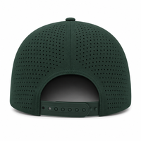 Casquette à cinq panneaux avec visière incurvée, garniture en cordon perforé découpé au laser vert chasseur, patch hexagonal et logo personnalisé, pour la cueillette sauvage