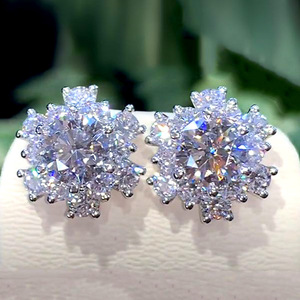Orecchini a Perno Floreali con Zirconi, Gioielli da Donna con Fiori Completamente Incastonati - Product Image 1