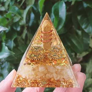 Pyramide en résine époxy œil de tigre, ornement de bureau, décoration d'intérieur, cadeau - Product Image 1