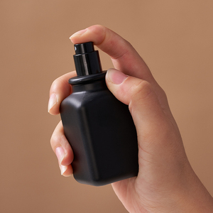 Botellas redondas hermosas de lujo personalizadas a precio de mercado perfumes esmerilados con tapa de bola dorada - Product Image 1