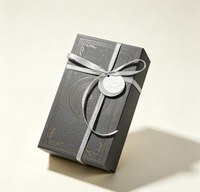Boîte cadeau rectangulaire personnalisée de luxe en feuille d'argent recyclable avec fermeture magnétique, ruban argenté et étiquette pour bonbons et chocolats de mariage