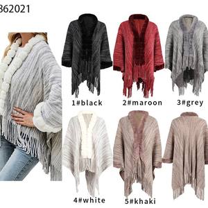 Vente en gros <span class=keywords><strong>Poncho</strong></span> populaire pour femme avec fourrure Manteau d'hiver uni à taille libre à la mode Châles en fausse fourrure acrylique à long pompon pour femme - Product Image 1