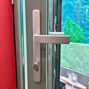 Protection d'angle métallique en aluminium pour porte battante, à connexion par goupille sur rail central, fabriquée par procédé d'injection <span class=keywords><strong>de</strong></span> haute précision, résistante à la déformation et sécurisée - Product Image 2