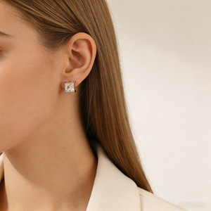 ต่างหูสตั๊ดรูปทรงเรขาคณิตสี่เหลี่ยมสไตล์มินิมอลทำจากสแตนเลสสำหรับผู้หญิง แฟชั่นสำหรับใส่ทุกวัน มีจำหน่ายแบบขายส่ง - Product Image 1