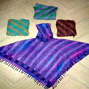Poncho d'hiver tendance à capuche en laine avec poche, respirant, unisexe, couleurs assorties, vente en gros depuis l'Inde - Product Image 1