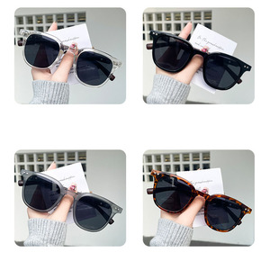 Lunettes de soleil tendance pour femmes Xiaohongshu Douyin, nouveau style coréen, monture petite en TR90, branches effet bois, verres UV400 en PC - Product Image 3