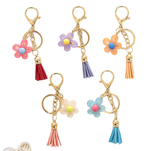 Porte-clés esthétique en résine à motif floral vintage français, pendentif de sac à pompon, accessoire de sac à dos de dessin animé de niche, cadeau personnalisé pour lui - Product Image 3