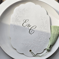 Élégante carte d'invitation de mariage en papier blanc, motif floral 3D en relief, impression typographique, avec pompon pour table