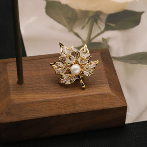 Zierliche Brosche mit Zuchtperlen und Blumenmuster für Frühlings- und Sommerkleider, Blusen und Kragen - Femininer Schmuck - Product Image 1