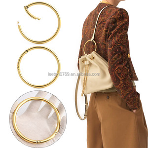 Accessoires <span class=keywords><strong>de</strong></span> <span class=keywords><strong>sac</strong></span> en stock : Poignée <span class=keywords><strong>de</strong></span> <span class=keywords><strong>sac</strong></span> <span class=keywords><strong>mousqueton</strong></span> ronde <span class=keywords><strong>de</strong></span> grande taille en alliage <span class=keywords><strong>de</strong></span> zinc <span class=keywords><strong>de</strong></span> haute qualité, couleur or satiné, 103 x 7 mm - Product Image 1