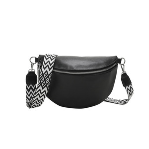 Sac banane pour femme avec large bandoulière, sac de poitrine tendance en cuir végétalien - Product Image 1