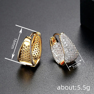 Boucles d'oreilles triangulaires simples pour femmes, accessoires d'oreille géométriques pour usage quotidien - Product Image 4
