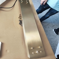 Suspension LED minimaliste à cadre linéaire en laiton, corps en onyx, chaîne dorée, abat-jour en albâtre noir, lumière chaude douce 2700K