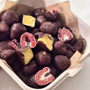 Es Krim Premium HALAL Bersertifikat Rasa Blueberry dengan Cokelat Renyah dalam Kemasan Kotak, Produk Baru - Product Image 5