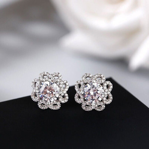 Orecchini a Perno con Zirconi Floreali per Donne, Gioielli Eleganti e Scintillanti per Uso Quotidiano e Ufficio, Idea Regalo - Product Image 1