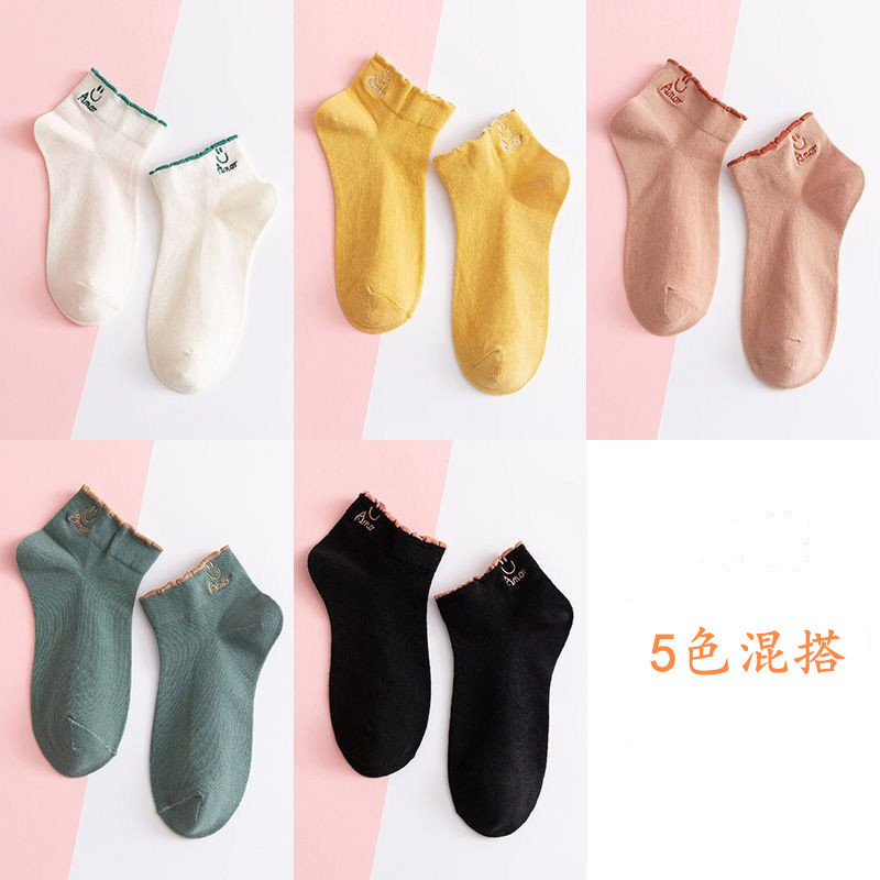 Women's ankle socks with smiley face and bubble mouth design