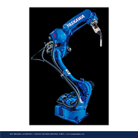 Bras robotisé Yaskawa à 6 axes équipé d'une torche pour soudage à l'arc, robot de soudage MIG MAG, cellule de soudage robotisée YRC1000
