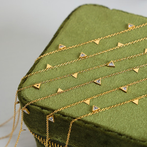 Collar llamativo de acero inoxidable con baño PVD en oro de 18 quilates |   Gargantilla con Colgante Triangular y Cadena de Piedras Naturales |   Hipoalergénico - Product Image 3