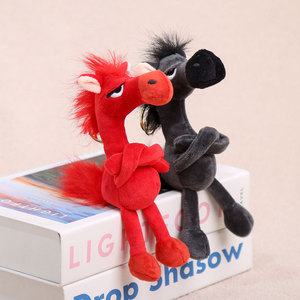 Venta al por mayor de fábrica: Llavero colgante de felpa de caballo 3D suave de 20 cm, estilo moderno, rojo y negro, con mosquetón, amuleto de muñeco. - Product Image 3