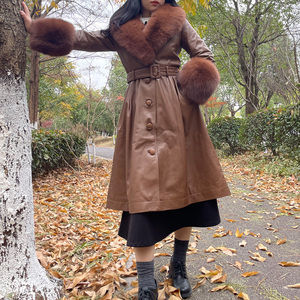 YY21123 Nuovo Arrivo: Cappotto <span class=keywords><strong>Trench</strong></span> alla Moda in <span class=keywords><strong>Vera</strong></span> <span class=keywords><strong>Pelle</strong></span> con Grandi Polsini in Pelliccia di Volpe - Product Image 5