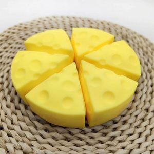 Juguete Sensorial Antiestrés de TPR Suave con Forma de Queso Dorado Realista para Niños, Diversión en el Escritorio - Product Image 5