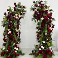 Arche florale de mariage en corne brisée rouge bordeaux et verte, idéale pour les propositions de mariage, les événements et la décoration de fêtes.
