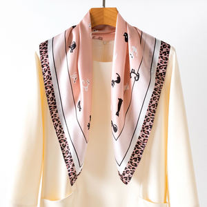 وشاح حريري نسائي عالي الجودة 70 سم بالجملة، 100% حرير مربع الشكل بنمط حلو وطباعة رقمية لرسومات القطط - Product Image 1