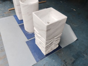 Lavabo sur piétement en marbre blanc avec finition sculptée effet vague d'eau, lavabo sur piétement en marbre Volakas avec base sculptée en vague 3D - Product Image 5