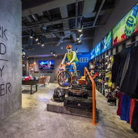 Étagère de présentation pour magasin de sport, présentoir en métal avec éclairage LED pour vêtements de sport, design d'intérieur de salle de sport