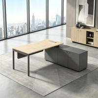 Scrivania Direzionale Minimalista con Mobiletto, Tavolo Moderno per Manager, Arredamento Commerciale in Legno
