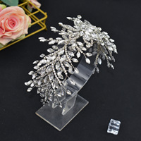 En gros, Applique florale 3D en fil et strass, motif pétale, patch en cristal à coudre pour robe de mariée, embellissement de vêtement et coiffe