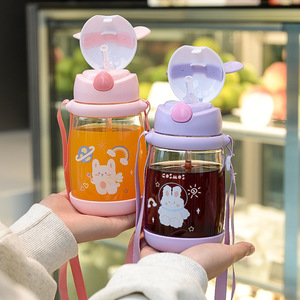 Botella de agua portátil de plástico de gran capacidad con diseño de conejo de verano para niños, ideal para la vuelta al cole, con un lindo diseño de animales. - Product Image 2