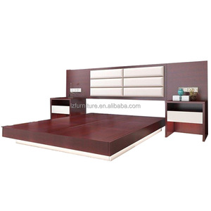 Ensemble de meubles de chambre d'hôtel personnalisé et abordable avec cadre de lit plateforme en bois, tête de lit capitonnée et tables de chevet intégrées - Product Image 1