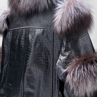 Veste Courte en Fourrure Noire Effet Croco avec Col en Renard Argenté pour Femme – Idéale pour les Occasions Festives