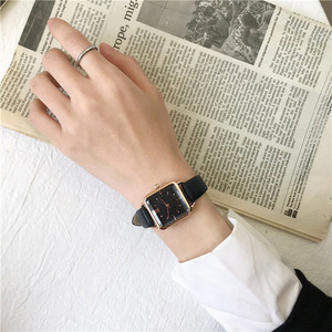 Petite montre à quartz carrée décontractée avec un bracelet fin et une touche de luxe discret - Product Image 6