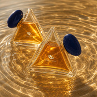 Flacon de parfum en verre triangulaire pyramidal de luxe avec bouchon bleu en forme de galet, logo personnalisé
