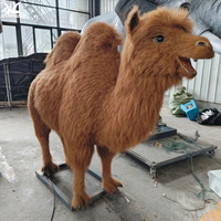 Grand chameau bactrien artificiel animatronique avec tête mobile, bouche qui mâche et sons réalistes pour la décoration de zoos et de parcs à thème désertiques